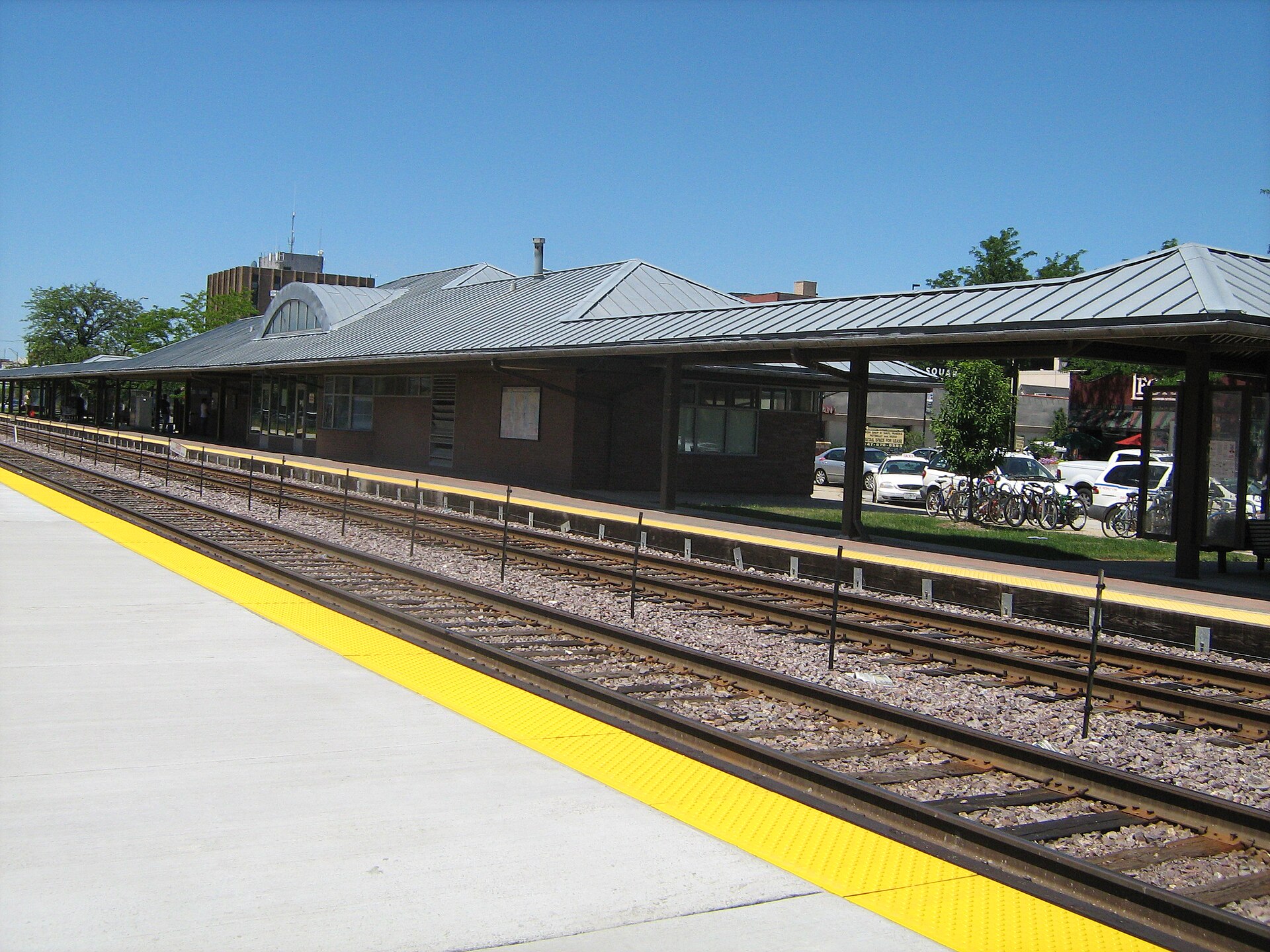 Des Plaines Metra station at Miner Street